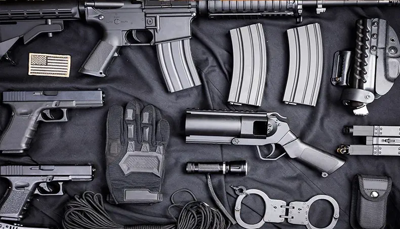 MUNIÇÕES, ARMA DE FOGO, ALGEMAS, GATILHO, LANTERNA