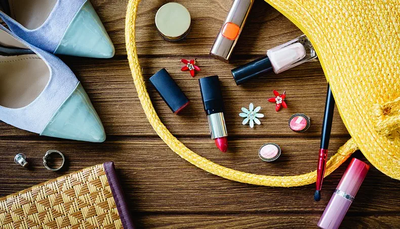 TASCHE, NAGELLACK, LIPPENSTIFT, SCHUHSPITZE, RING