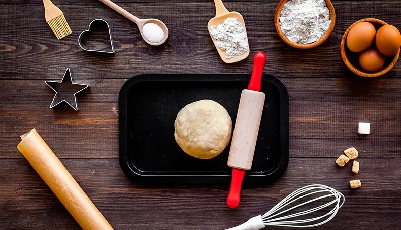 DOUGH, COOKWARE, WOOD, TOP VIEW, FLOUR