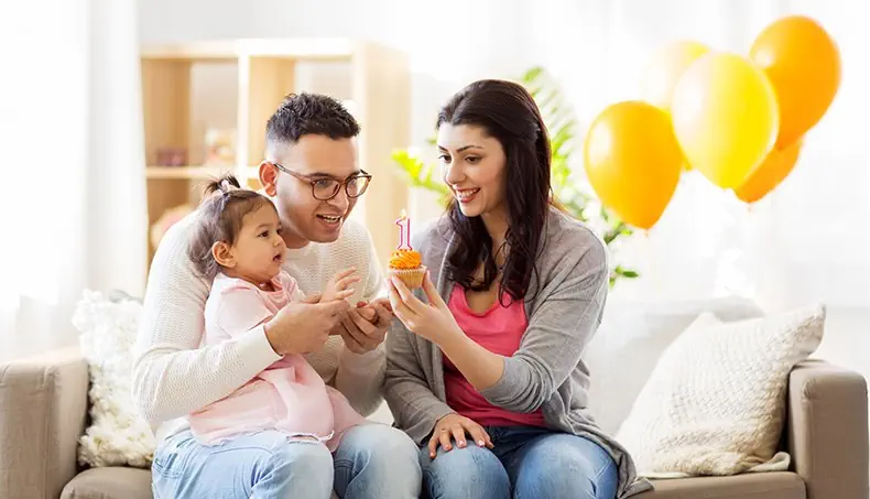 PARENTS, ANNIVERSAIRE, UN, PETIT GÂTEAU, FILLE