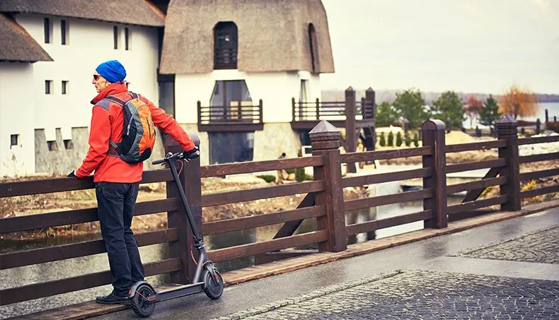 TROTTINETTE, VESTE, RIVIÈRE, TOURISTE, DALLE
