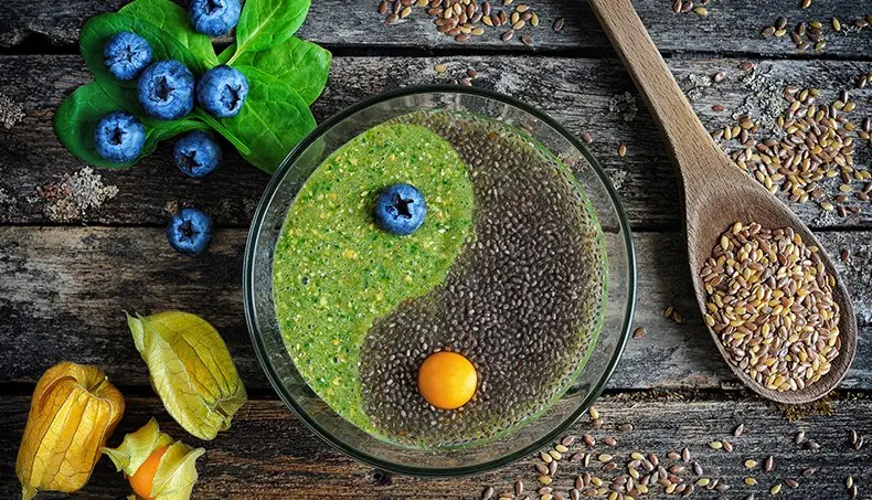 CHIASAMEN, LEINSAMEN, GESUNDE LEBENSMITTEL, SPINAT, BLAUBEEREN
