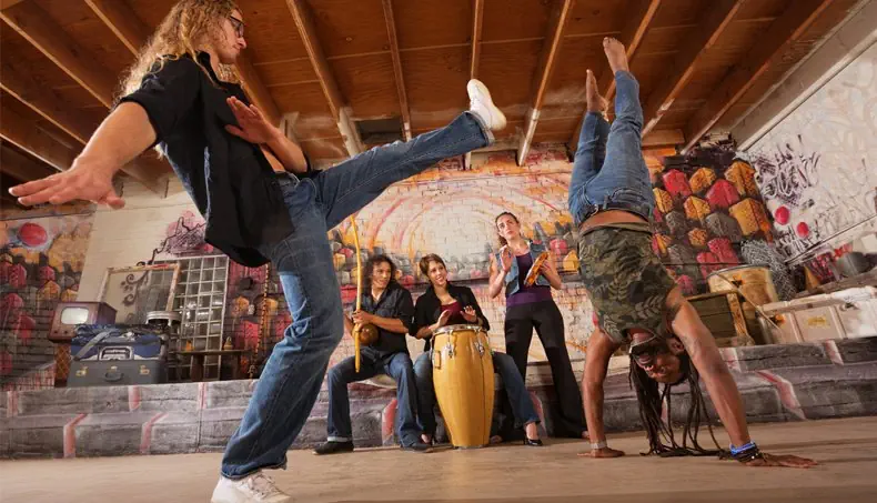 CAPOEIRA, GRAFFITI, DREADLOCKS, HÅNDSTAND, CONGA