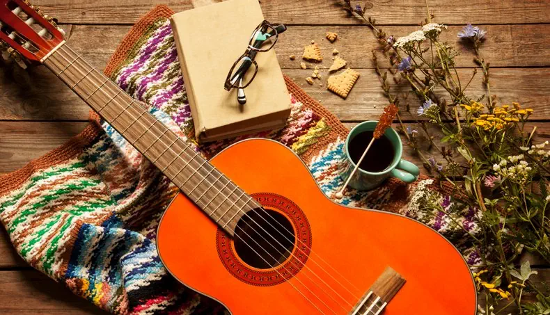 GAFAS, LIBRO, GALLETA, TAZA, TANACETO