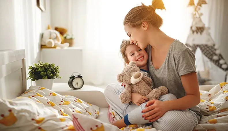 HUG, MOTHER, TENDERNESS, DAUGHTER, CROWN