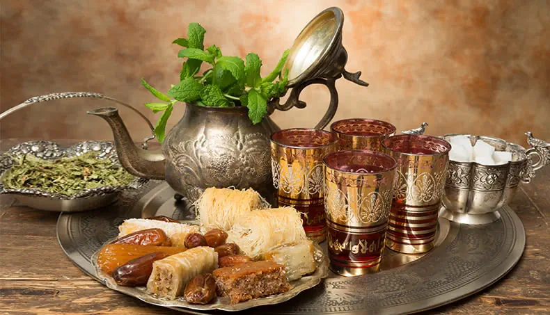 THÉIÈRE, MENTHE VERTE, PLATEAU, BAKLAVA, DESSERT