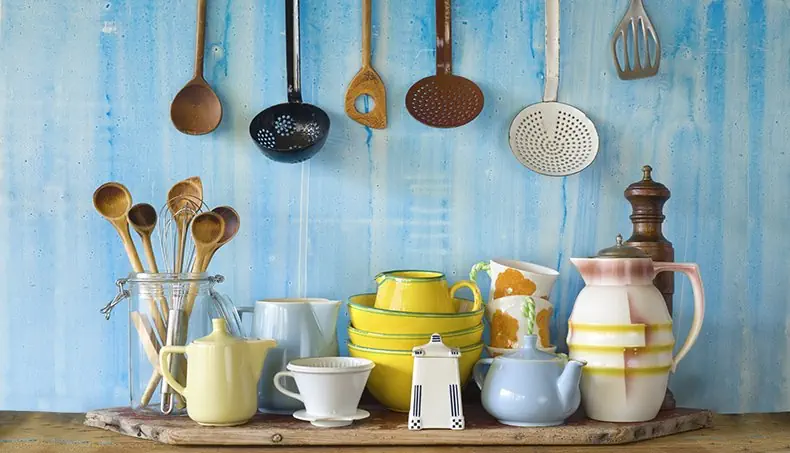 SPATULE, ÉCUMOIRE, FOUET, TASSES, CUILLÈRE
