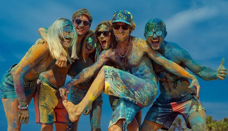 HOLI, KAPA, KRATKE HLAČE, NAOČALE, LANAC