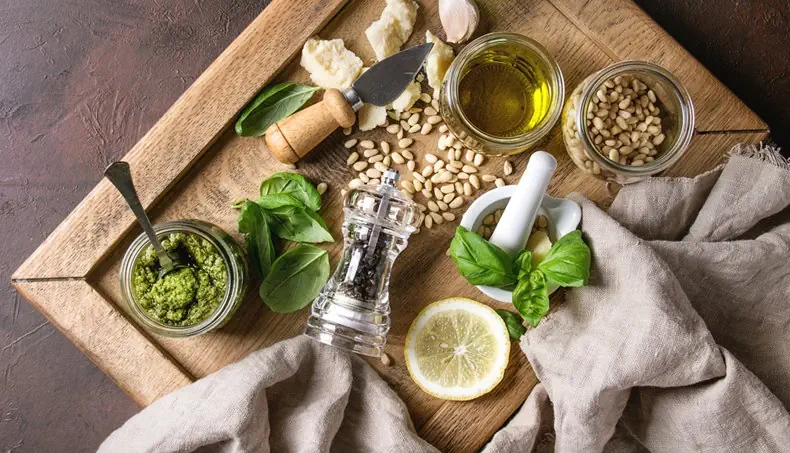 PESTO, PARMEZAN, SŁOIK, OLIWA Z OLIWEK, ORZESZKI PINIOWE