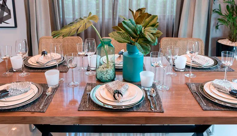 DINING ROOM, TABLE, TABLEWARE, NAPKIN, FLATWARE