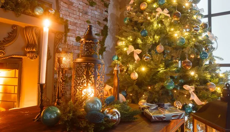 KERSTMIS, KERSTBOOM, GESCHENK, STRIK, LAAGRELIEF