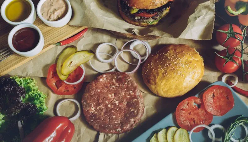 HAMBURGER, HACKFLEISCH, BRÖTCHEN, ZWIEBEL, SAUCE