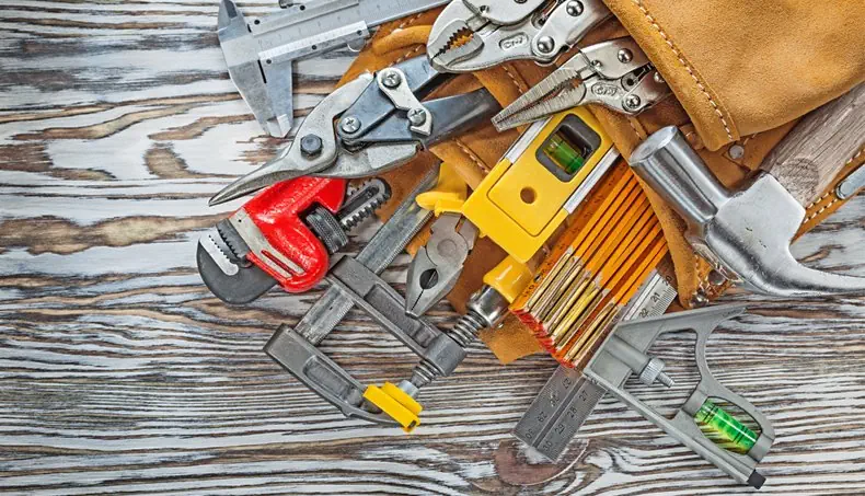 HAMMER, WERKZEUG, METALL, WASSERWAAGE, ROHRZANGE