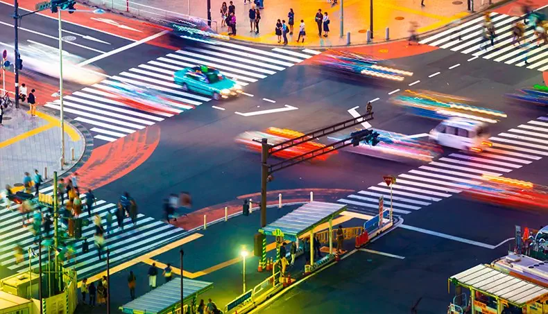 INTERSECTION, TRAFFIC LIGHT, PEDESTRIANS, EVENING, TAXI