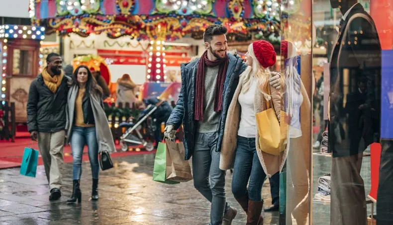 COUPLE, SHOWCASE, MARKET, MANNEQUIN, SCARF