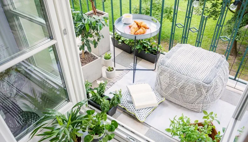 BALKON, POEF, TAFEL, CROISSANT, HEK