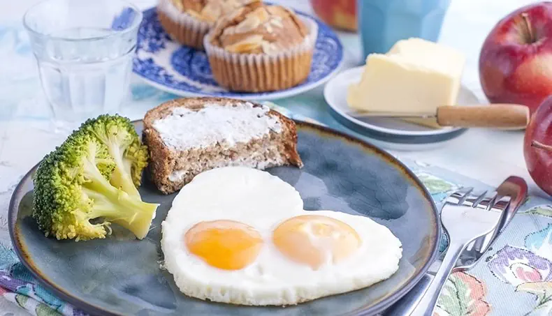 COLAZIONE, BROCCOLO, UOVO AL TEGAMINO, MUFFIN, BURRO