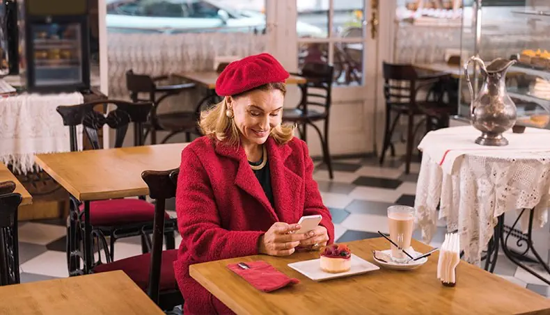 BERET, OVERCOAT, FRAPPE, PITCHER, TABLECLOTH