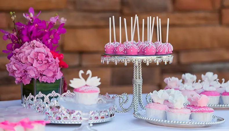 CAKE POPS, BRIOȘĂ, LEBĂDĂ, PLATOU DE PRĂJITURI, BASTON