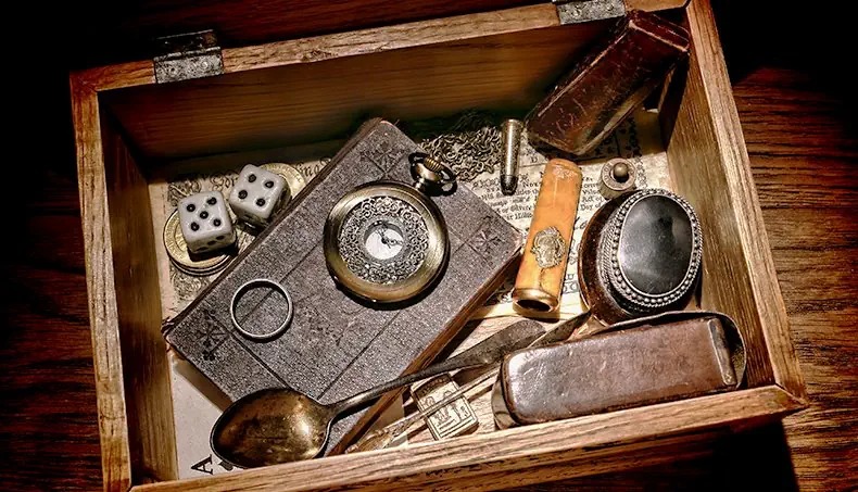 BALLE, CUILLÈRE, DÉ, PIÈCES, MONTRE