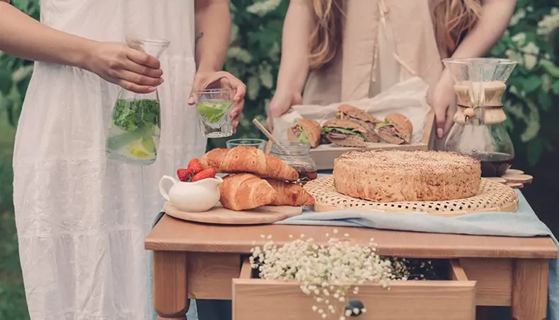 CROISSANT, BOX, PIE, GYPSOPHILA, CREAMER