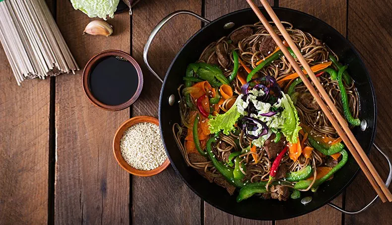 SOBA, ASIE, REPAS, BAGUETTES, SAUCE DE SOJA