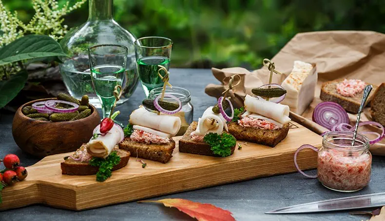 ШИПОВНИК, СОЛЕНЬЯ, ЗАКУСКА, ГРАФИН, КАПУСТА