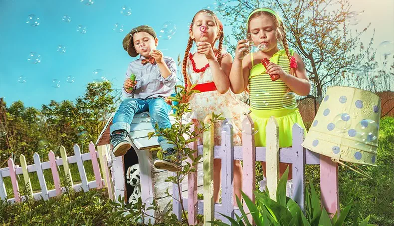 ENFANTS, ÉTÉ, PALISSADE, SEAU, BULLE