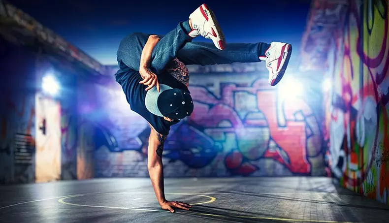 BREAKDANCE, DANSEUR, GRAFFITI, CASQUETTE, TATOUAGE