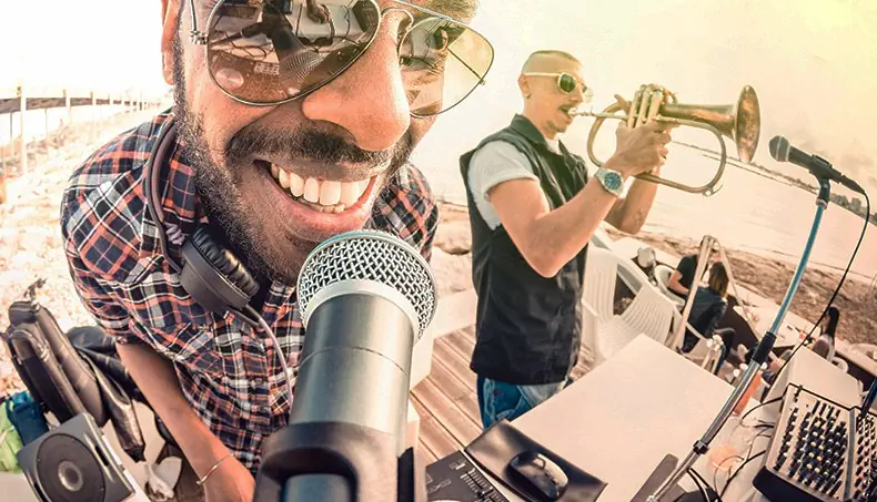 MICROPHONE, TROMPETTE, PLAGE, CASQUE, BARBE