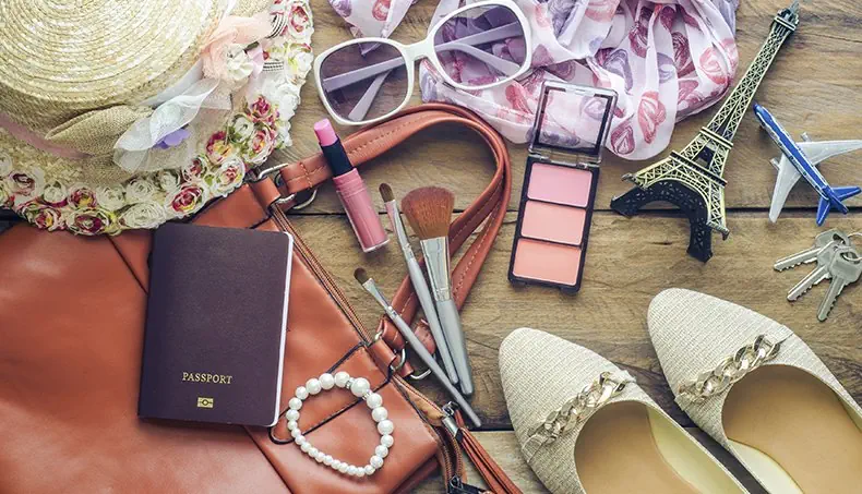 REISEPASS, SCHLÜSSEL, ROUGE, LIPPENSTIFT, PINSEL