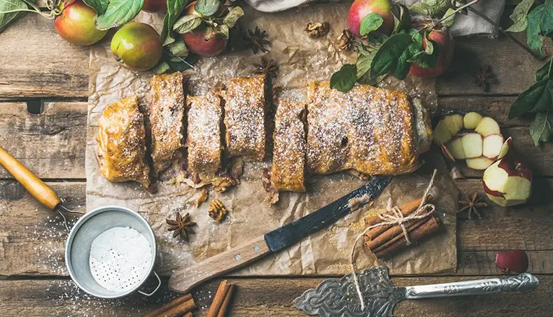 STRUDEL, APPLE, CINNAMON, RUSTIC, SIEVE