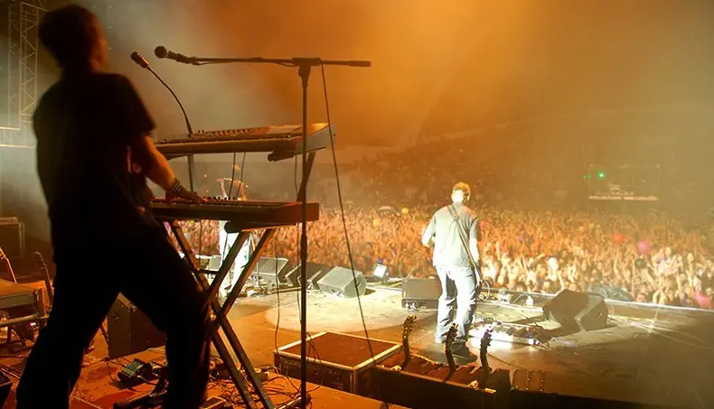 SYNTHÉTISEUR, MUSICIEN, FOULE, SPECTATEURS, ÉQUIPEMENT