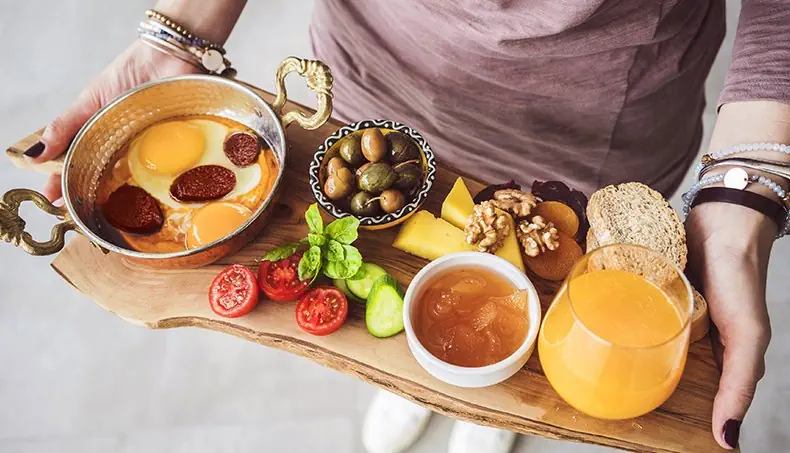 STEKT ÄGG, JUICE, SYLT, VALNÖTTER, BRÖD