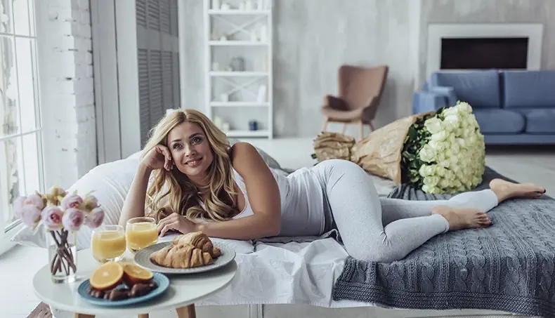 ŚNIADANIE, SOK, POMARAŃCZA, CROISSANT, BUKIET