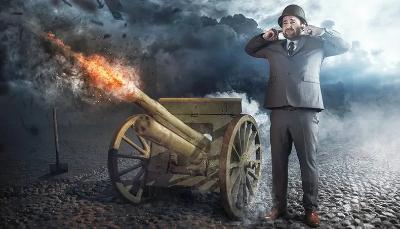 SHOVEL, HELMET, PAVING STONE, CANNON, MUZZLE