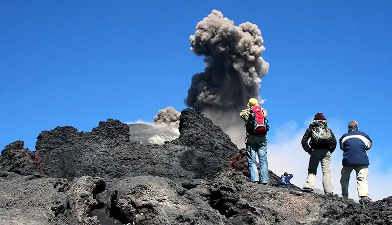 VOLCAN, LAVE, FUMÉE, ÉRUPTION, CENDRES