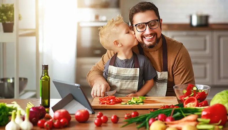 PÈRE, FILS, SALADE, LÉGUMES, CUISINE