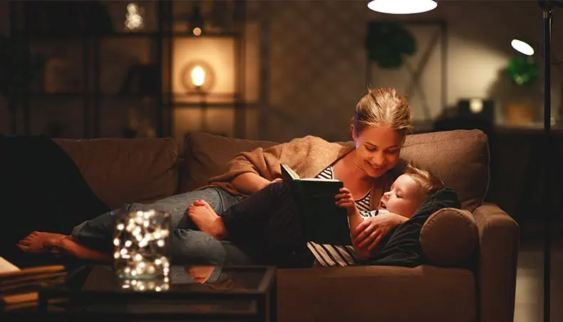 LECTURE, LAMPE, CANAPÉ, SOIR, MAMAN