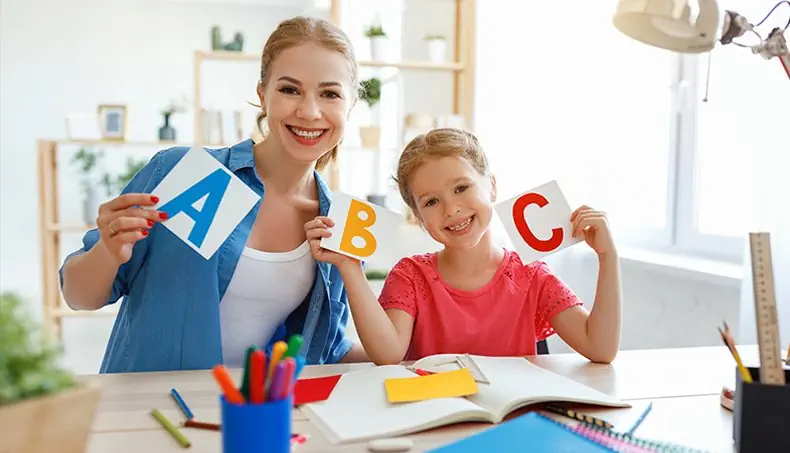 HAUSAUFGABE, MUTTER, TOCHTER, BILDUNG, BUCHSTABE