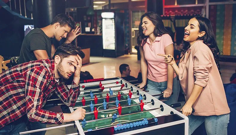 TISCHFUSSBALL, GEWINNEN, VERLIERER, MÄDCHEN, POLOHEMDEN