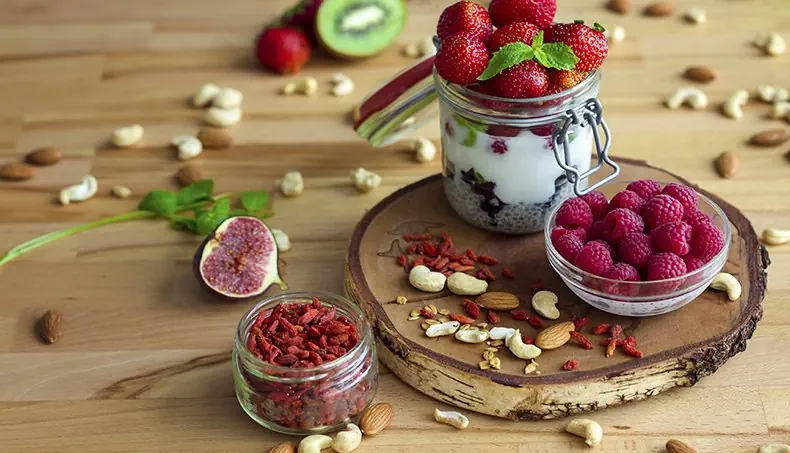 FRAGOLA, LAMPONI, BACCHE DI GOJI, FICHI, MANDORLE