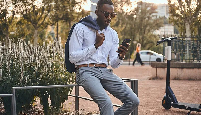 VALLA, MONOPATÍN, CAMISA, SMARTPHONE, COCHE
