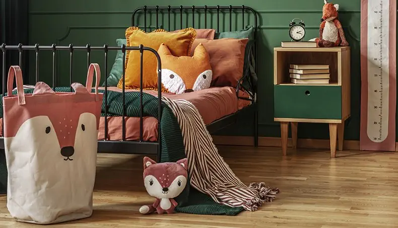 FOX, BED, BLANKET, NIGHTSTAND, MEASURING SCALE