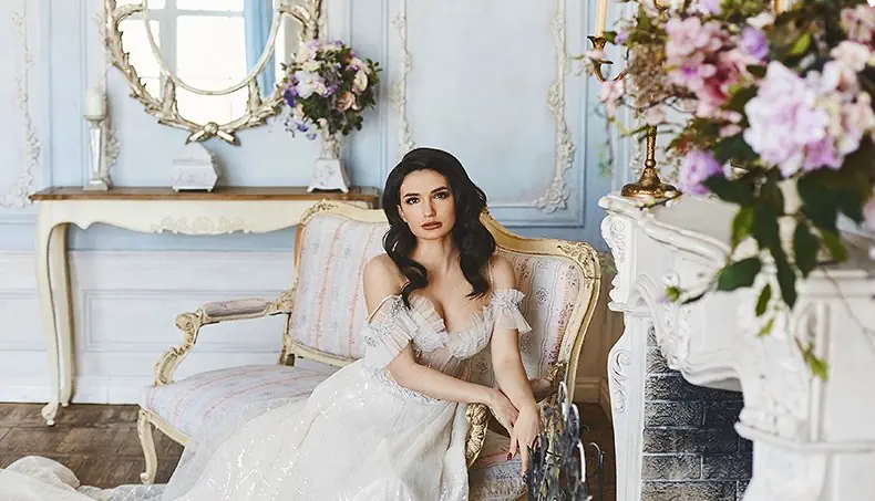 CANDELABRUM, DECOLLETE, BOUQUET, MIRROR, FIREPLACE