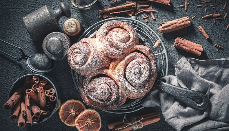 PAN DE CANELA, AZÚCAR GLAS, CANELA, CONTRAPESO, TRAPO