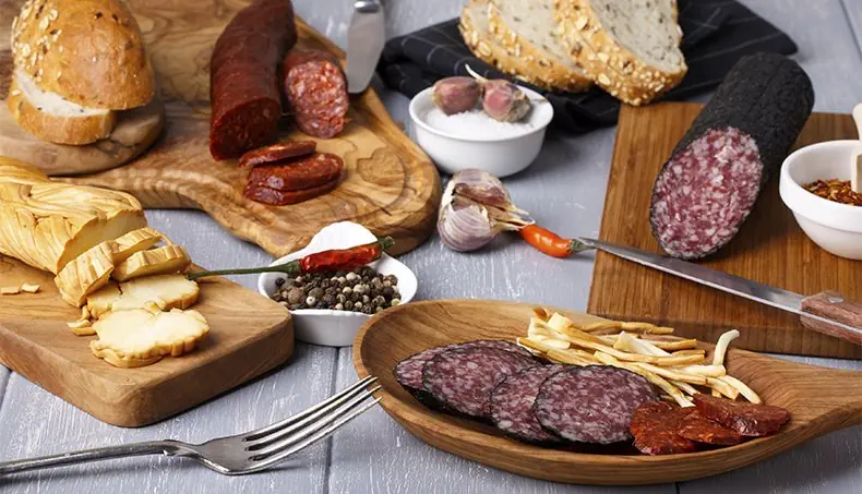 CZOSNEK, SALAMI, CHORIZO, CHLEB, NÓŻ