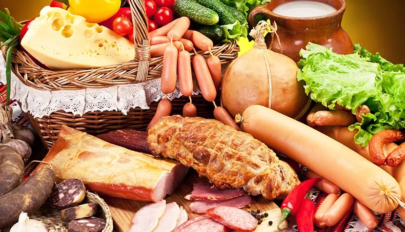 SAUCISSES, VIANDE, CHILI, CONCOMBRE, LAITUE