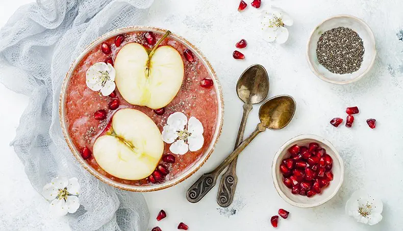 SMOOTHIE, CHIASAMEN, BLUME, TEELÖFFEL, GRANATAPFEL