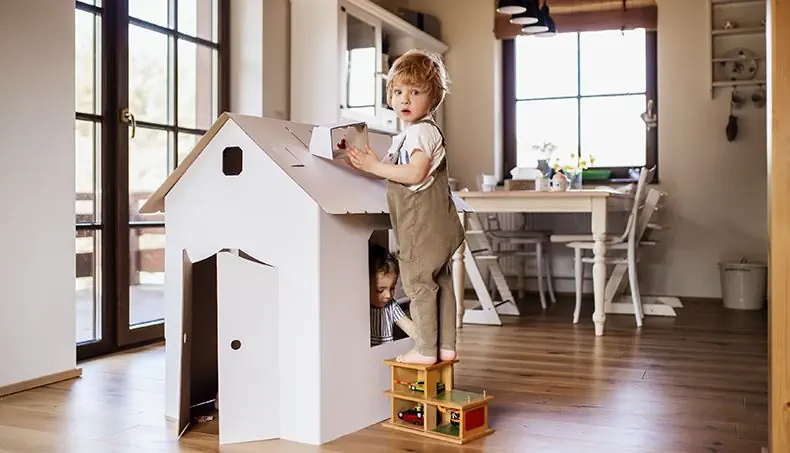 HUIS, DEUR, VENSTER, PLINT, KINDEREN